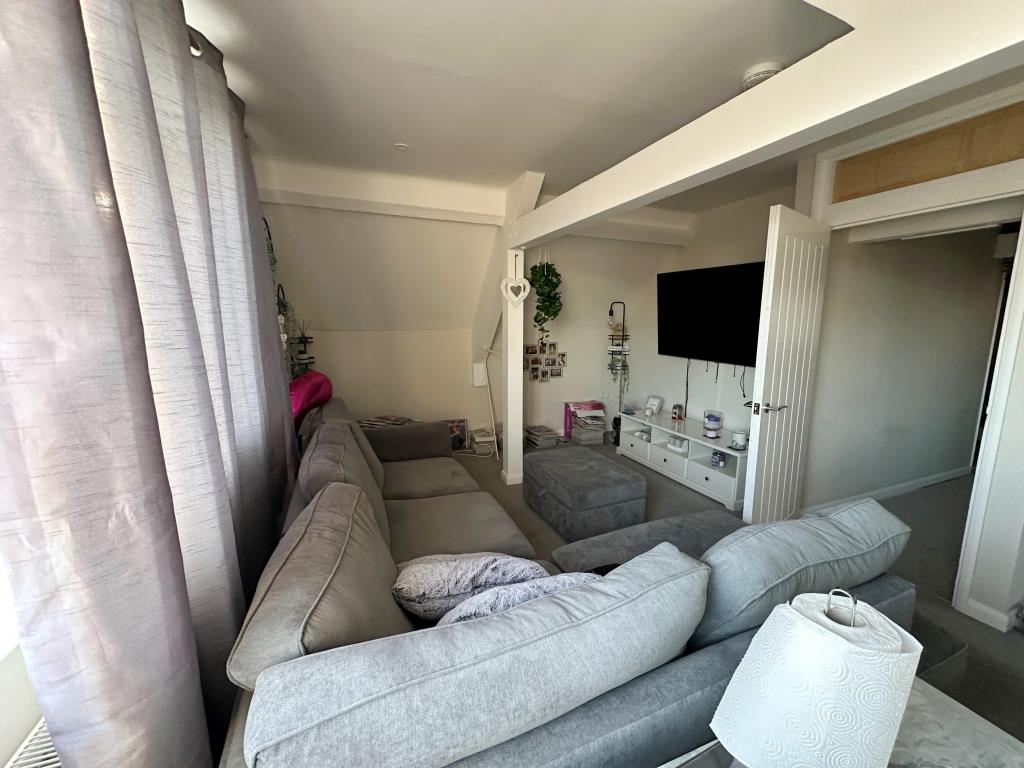 Lot: 79 - MIXED USE INVESTMENT ON HIGH STREET LOCATION - Flat 1 Living room